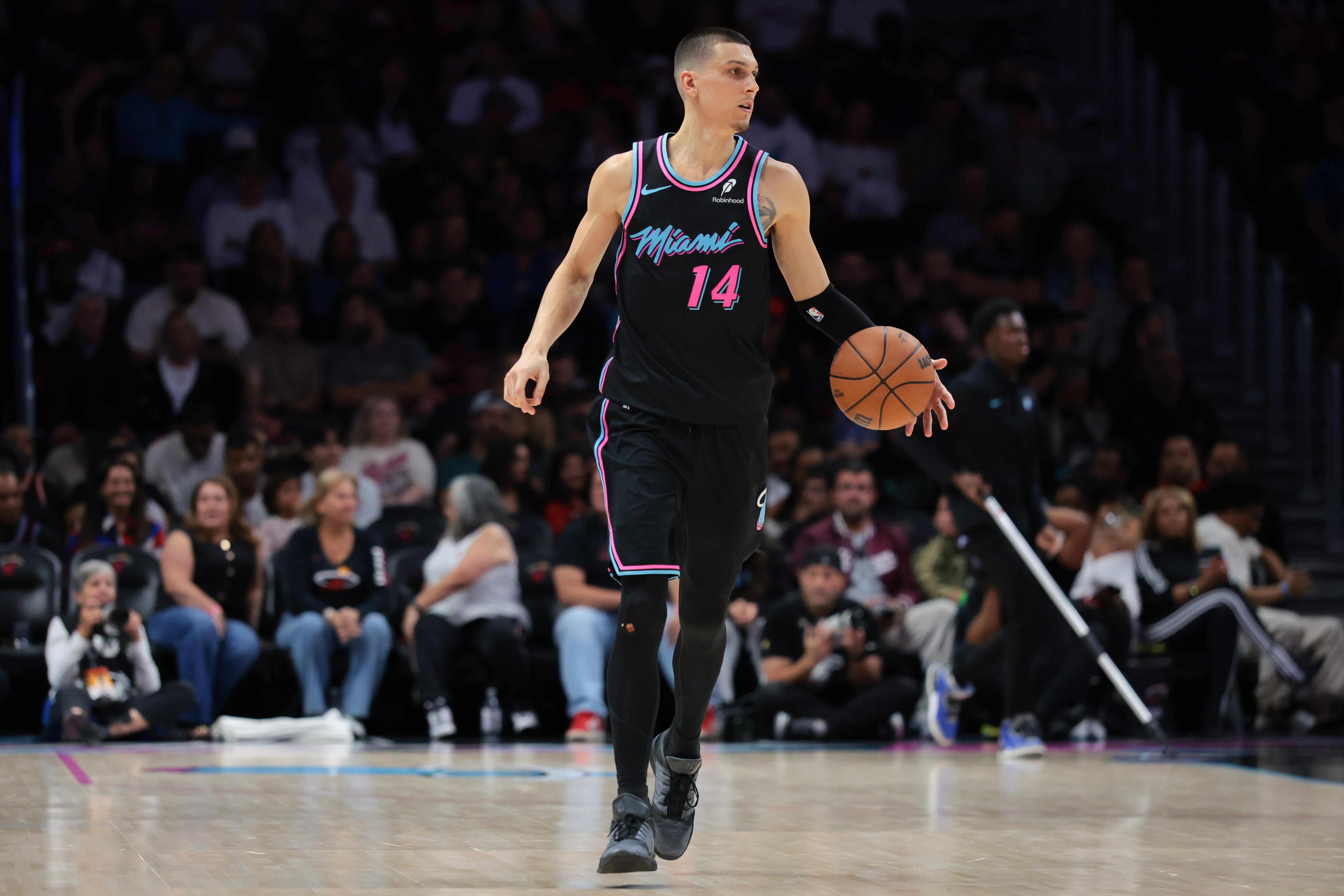 热火迎战魔术 希罗&amp;鲍威尔&amp;韦尔&amp;亚库乔尼斯出战 维金斯缺阵