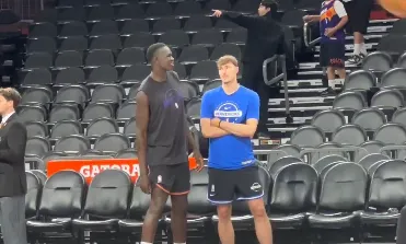 杜克校友！弗拉格与马卢阿奇今日赛前两人亲切热聊